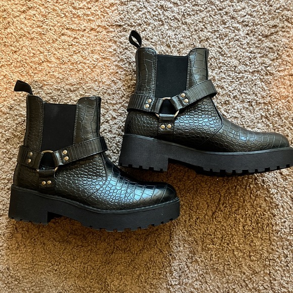 Black Croc-Embossed Women's Chelsea Boots - Picture 2 of 5